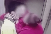 Shipper điển trai bị 2 người phụ nữ trung niên lao đến "cưỡng hôn"