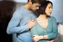 Ngượng chín mặt vì con rể Tây hay nhìn mẹ vợ đắm đuối