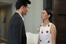 Đang hú hí với nhân tình, chồng giật mình nghe lễ tân gọi xuống đón con