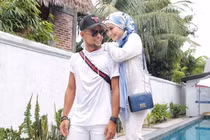 Vợ chồng cựu đội trưởng tuyển Malaysia có 4 con sau 8 năm kết hôn