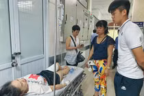 Hành động đẹp của Duy Mạnh chiếm sóng MXH sau vụ fan nữ trúng pháo sáng CĐV Nam Định