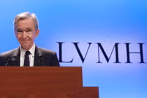 Chân dung tỷ phú "vượt mặt" Jeff Bezos, Bill Gates thành người giàu nhất TG