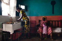 Lo sợ tội phạm tình dục, các bà mẹ Cameroon ủi phẳng ngực con gái