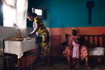 Lo sợ tội phạm tình dục, các bà mẹ Cameroon ủi phẳng ngực con gái