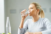 Cách uống nước chuẩn nhất để thải sạch chất độc