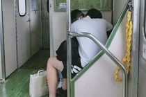 Phẫn nộ cặp đôi vô tư "thể hiện tình cảm" trên tàu