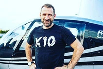 Tỷ phú rải “mưa tiền” từ mái nhà để "truyền cảm hứng"