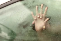 Ra ô tô để lấy túi xách bỏ quên, người vợ phát hiện cảnh tượng đau lòng