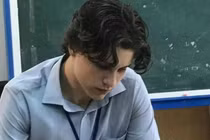 Chỉ một bức ảnh chụp lén, thầy giáo “soái Tây” chễm chệ chiếm spotlight