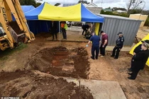 Thấy vật lạ sau vườn, con gái phát hiện tội ác của bố 45 năm trước