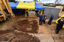 Thấy vật lạ sau vườn, con gái phát hiện tội ác của bố 45 năm trước