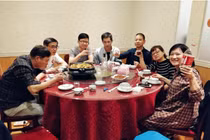 Nhân viên mới trả tiền tiếp khách cho sếp rồi bị sa thải gây xôn xao