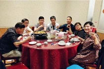 Nhân viên mới trả tiền tiếp khách cho sếp rồi bị sa thải gây xôn xao