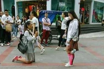 Cặp đôi đồng tính nữ quỳ gối cầu hôn giữa phố gây xúc động