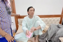 Hoài Linh trả lại lì xì đầu năm khiến Nam Thư lo lắng