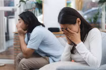 2 tháng nay vợ bắt tôi ôm gối ra phòng khách ngủ vì không chịu mua nhà