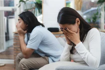 2 tháng nay vợ bắt tôi ôm gối ra phòng khách ngủ vì không chịu mua nhà