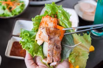 Cô gái 17 tuổi cấp cứu vì ăn thịt nướng, chuyên gia chỉ ra 4 điều cấm kỵ