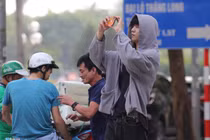 Sang Việt Nam, các thần tượng Hàn Quốc dùng điện thoại gì?