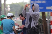 Sang Việt Nam, các thần tượng Hàn Quốc dùng điện thoại gì?