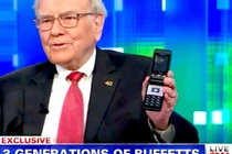 Warren Buffett chê iPhone X, tỷ phú khác dùng điện thoại gì?