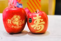 Táo in hình chuột đắt hàng, ăn 1 quả mất gần triệu bạc