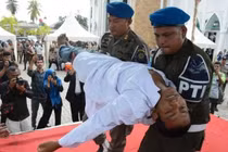 Quan hệ trước hôn nhân, thanh niên ngất lên ngất xuống vì "ăn" 100 roi