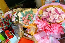 Pha Lê khoe quà sinh nhật 'ngập' hoa, tiền mặt và trang sức đắt tiền