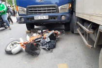 Tài xế xe tải gào thét “mất thắng” và cảnh tượng hãi hùng trên phố Sài Gòn