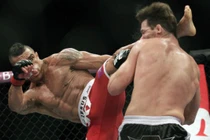 Rợn người cảnh cựu vô địch UFC tự móc mắt ngay trong lúc phỏng vấn