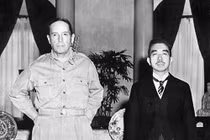 Tướng ngoại quốc duy nhất chỉ huy cả Nhật hoàng, khiến nước Nhật nể phục hậu Thế chiến II