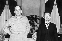 Tướng ngoại quốc duy nhất chỉ huy cả Nhật hoàng, khiến nước Nhật nể phục hậu Thế chiến II