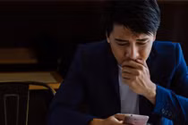 Về đến nhà, tôi hoảng hồn khi thấy mẹ đốt than tổ ong trong phòng kín