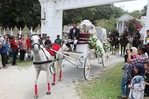 Cha mẹ chi 1,6 tỷ biến con gái thành công chúa trong đám cưới cổ tích