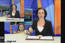 Bé gái xen ngang khi mẹ đang đọc bản tin truyền hình