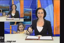 Bé gái xen ngang khi mẹ đang đọc bản tin truyền hình