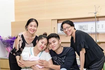 Lê Phương tươi tắn, hạnh phúc khoe lễ đầy tháng con gái