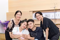 Lê Phương tươi tắn, hạnh phúc khoe lễ đầy tháng con gái