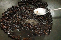 Muốn chè đậu đen nhanh nhừ cứ cho thêm một thứ này vào nồi