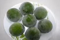 3 công thức làm đẹp da, trắng sạch mụn từ những loại quả đông đá