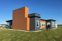 Mãn nhãn ngôi nhà làm từ 6 nghìn chai nhựa tái chế, có view biển tuyệt đẹp