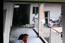 Gãy lan can, 2 học sinh Trung Quốc rơi từ tầng 4 thương vong