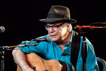 Nam ca sĩ ôm đàn guitar đột tử trên sân khấu