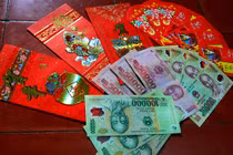 Cha mẹ sẽ bị phạt tới 1 triệu đồng nếu giữ tiền lì xì của con?