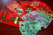 Cha mẹ sẽ bị phạt tới 1 triệu đồng nếu giữ tiền lì xì của con?