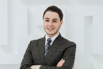 Con trai tỷ phú thuê nhà giá rẻ, đi tàu điện ngầm