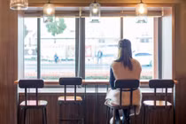 Đi ăn tối, cô gái sững sờ gặp lại bạn trai 'đã chết' cách đây 2 năm