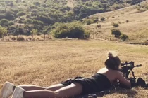 Cô gái gây phẫn nộ vì tung ảnh khoe thân với xác thú rừng