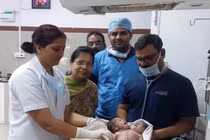 Sản phụ chết ngất khi nhìn thấy con chào đời có 2 đầu 3 tay