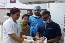 Sản phụ chết ngất khi nhìn thấy con chào đời có 2 đầu 3 tay